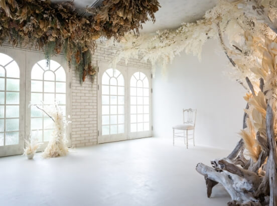 白を基調としたシンプルで温かみがあるスタジオ