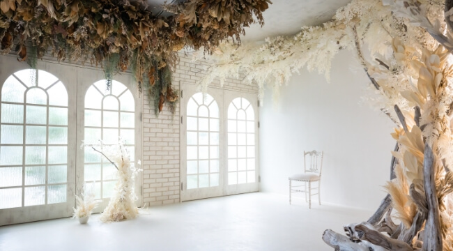 白を基調としたシンプルで温かみがあるスタジオ