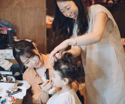 プロのヘアメイクアーティストがお支度