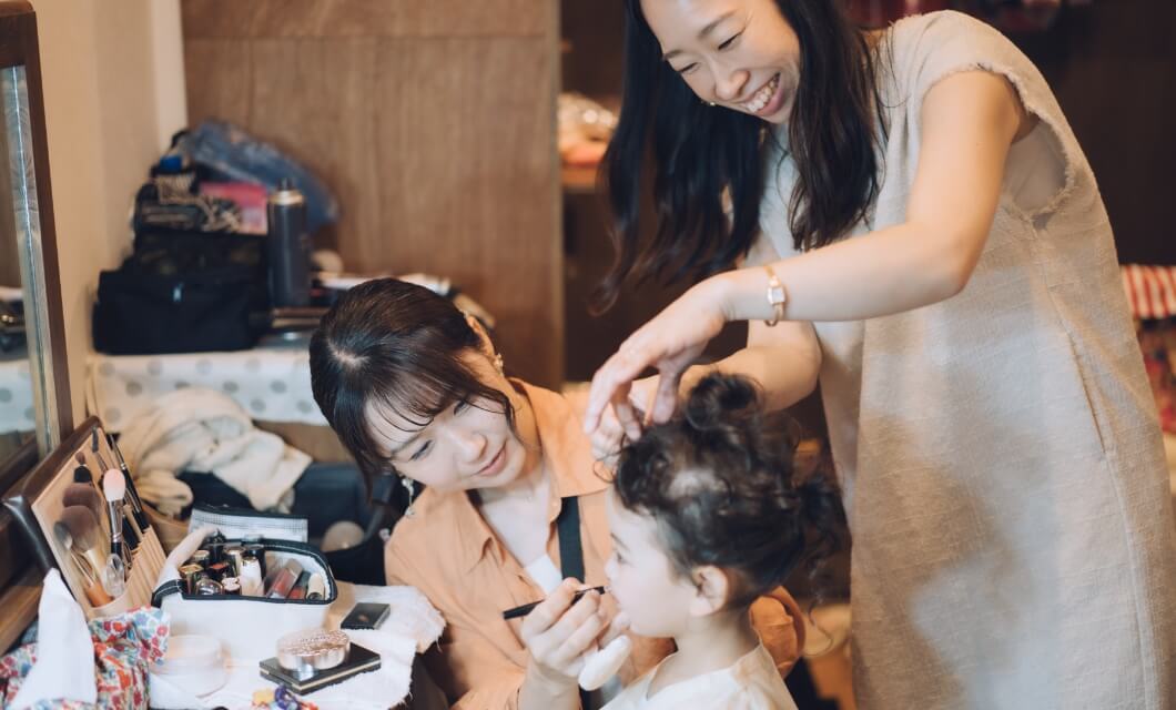 プロのヘアメイクアーティストがお支度